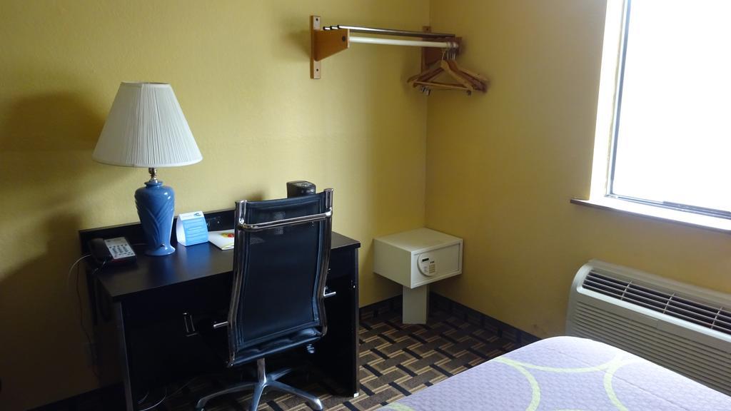 Super 8 By Wyndham Terre Haute Buitenkant foto